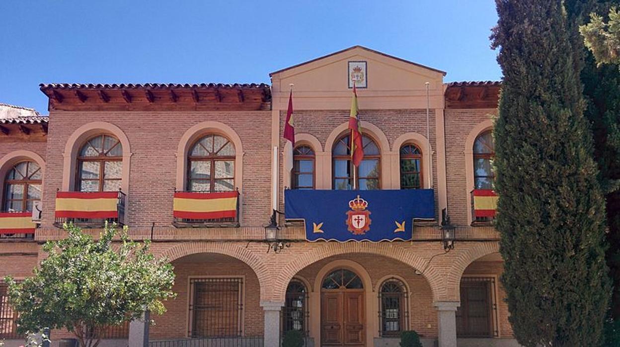 Minuto de silencio a las puertas del Palacio de Fuensalida