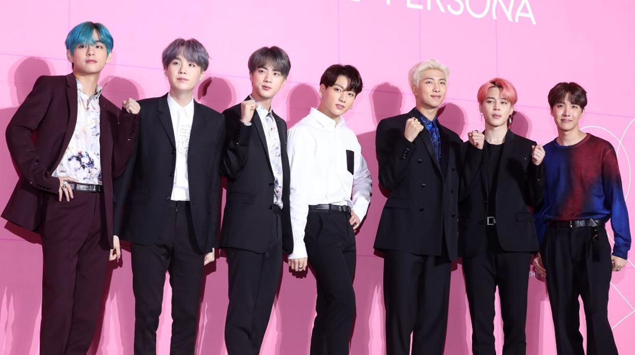 Los integrantes de BTS posan durante la presentación de su nuevo disco