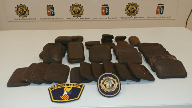 La Policía halla 35 pastillas de hachís esparcidas en una playa de Benicarló por el temporal