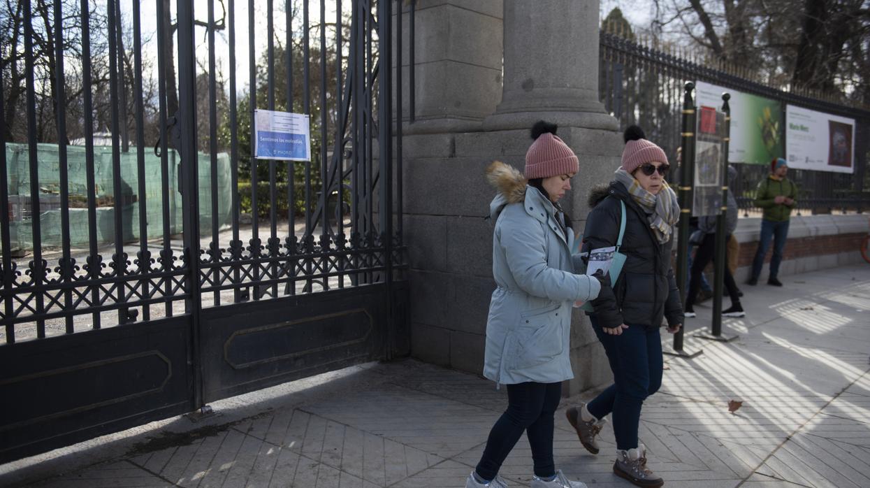 La entrada principal de El Retiro, cerrada por las fuertes rachas de viento