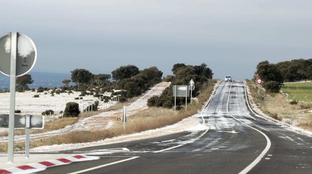 Nieve y placas de hielo en una carretera de la provincia de Salamanca