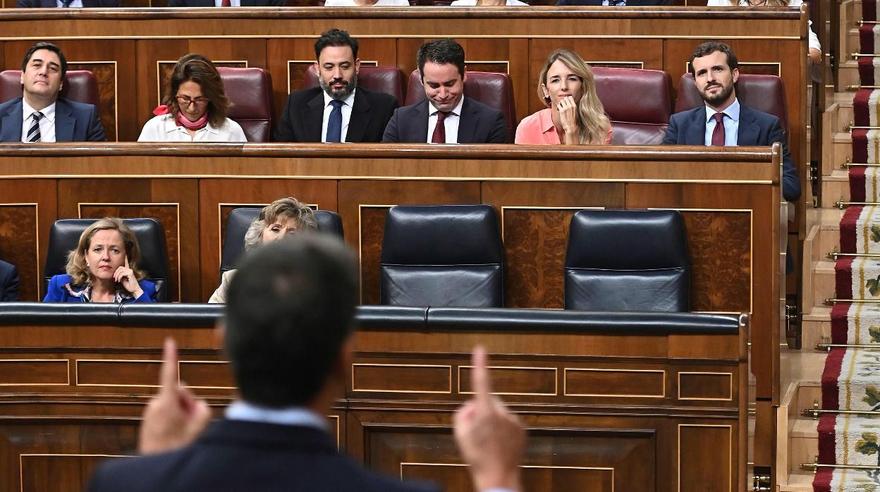 Pedro Sánchez se dirige a la bancada del PP en el Congreso