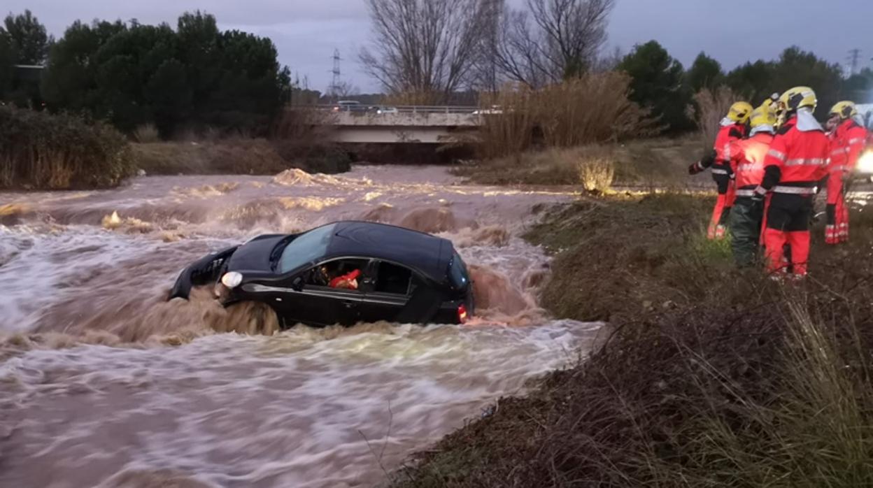 Un coche atrapado en un río en Cataluña