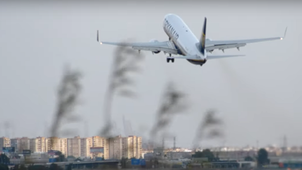 El video de un aterrizaje abortado en el aeropuerto de Valencia en pleno temporal