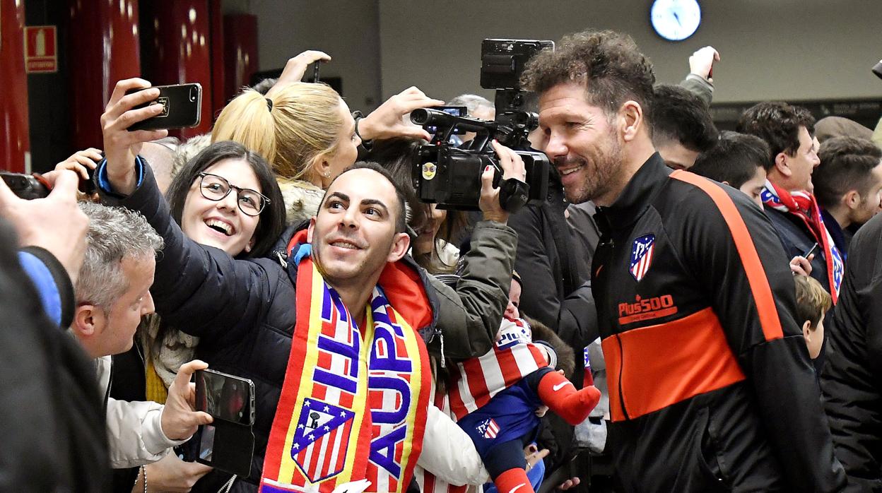 Aficionados reciben al Atlético de Madrid en la estación de tren