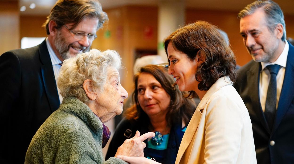 Isabel Díaz Ayuso, presidenta regional, junto a Anette Cabelli, superviviente del Holocausto