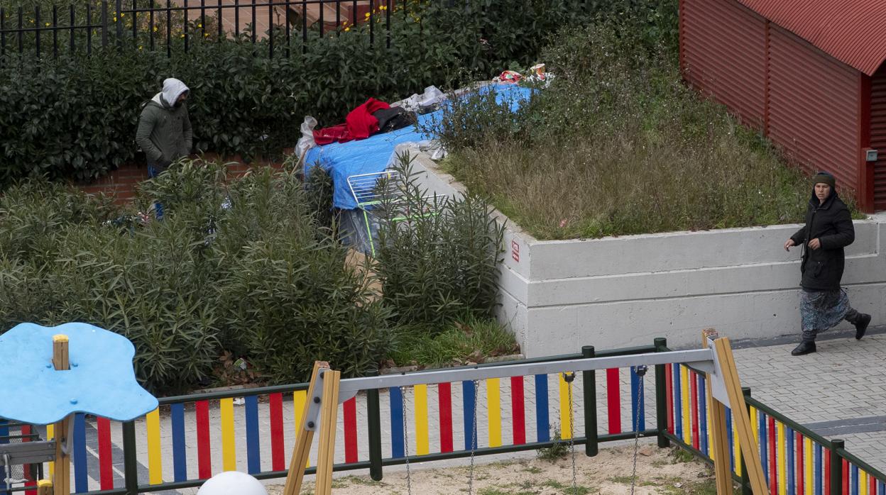 La pareja de rumanos, en el parque donde tienen instalada su chabola