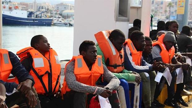 Un grupo de 57 inmigrantes pide ayuda para no dormir en la calle en Tenerife y la Delegación del Gobierno les ofrece el CIE