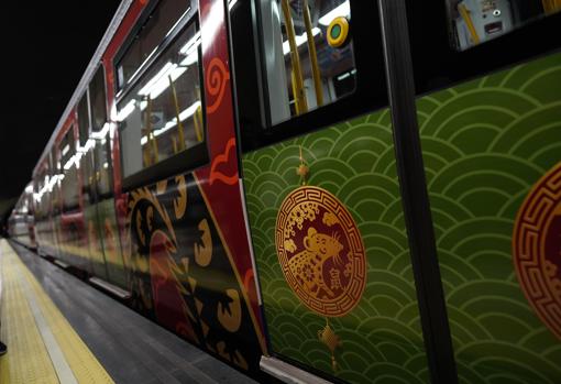 Tren de la línea 6, decorado con paneles que representan dibujos tradicionales chinos, y la figura de la rata dorada, cuyo año se celebra ahora