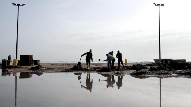 Caos total en las playas y los campos de Valencia tras el paso del temporal