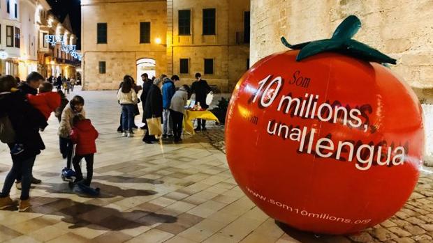 La Plataforma per la Llengua plantará un tomate gigante en Valencia para defender la unidad del catalán