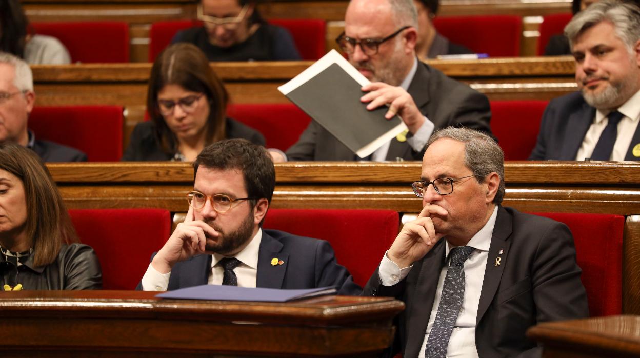 Quim Torra, junto al vicepresidente de la Generalitat Pere Aragonès en el Parlament