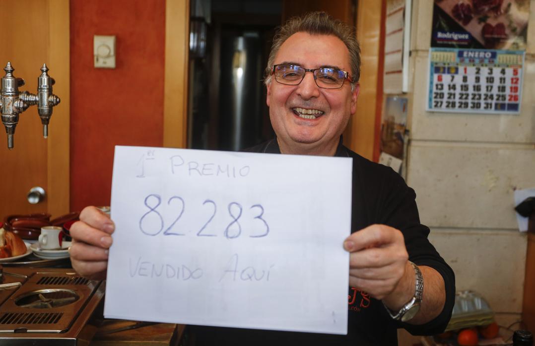 El propietario del bar JJS de León, Javier Fernández, celebra el premio en su establecimiento