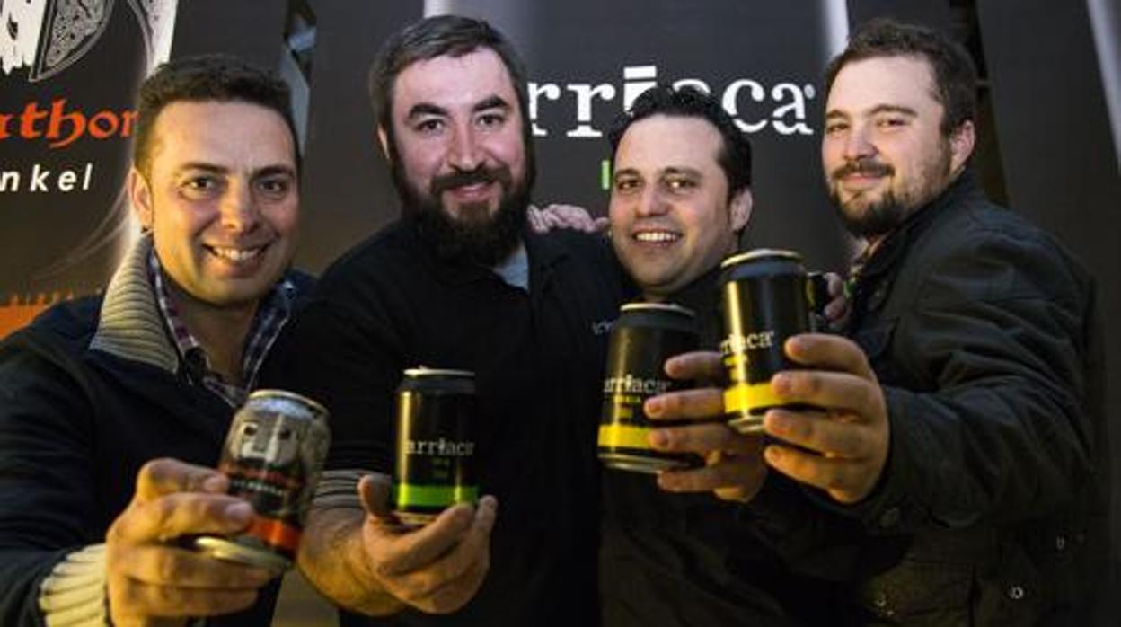 Los responsables de la cervecera artesanal Arriaca posan con algunos de sus productos