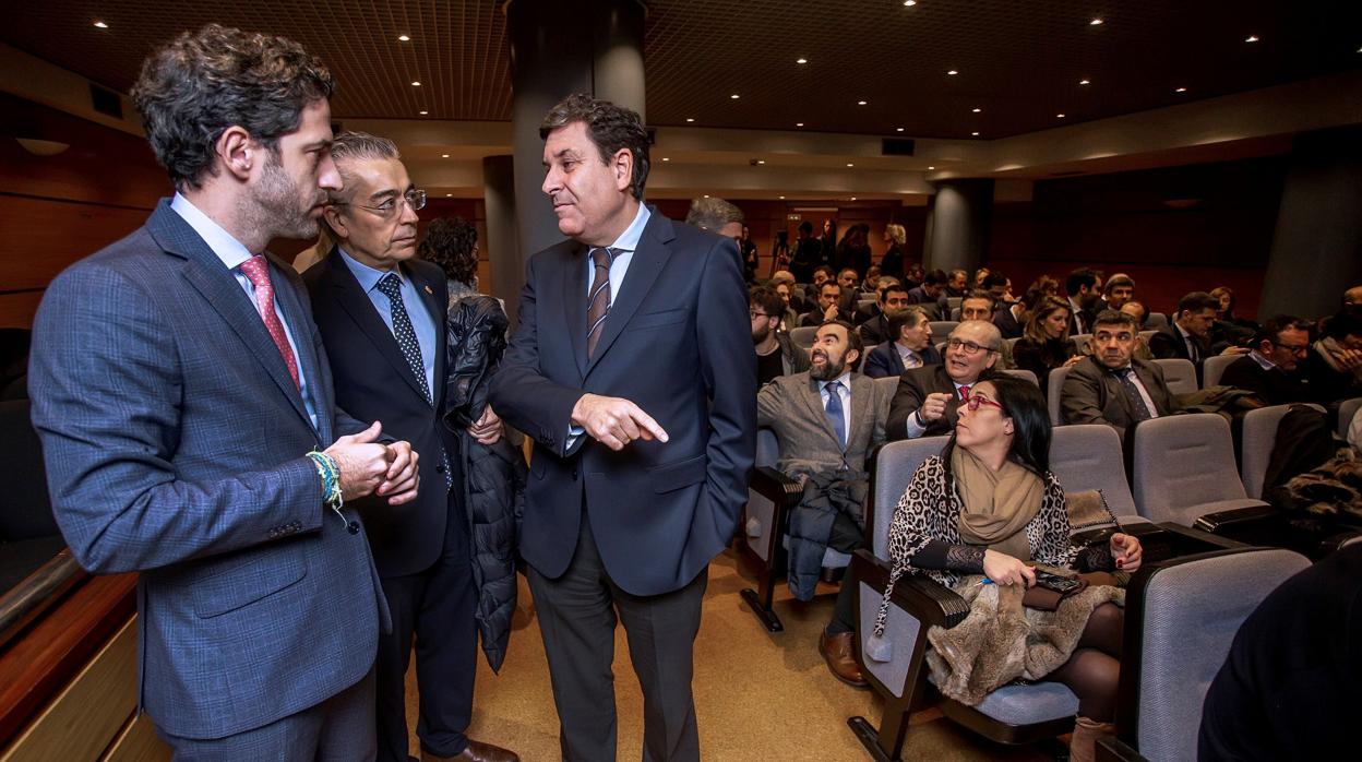 El presidente de Iberaval, César Pontvianne y el consejero de Economía y Hacienda, Carlos Fernández Carriedo, en la jornada sobre financiación empresarial en Burgos