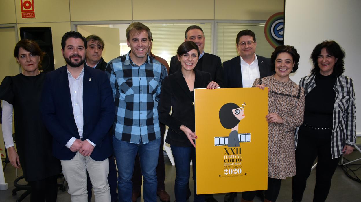 La alcaldesa Pilar Zamora junto a la ganadora del cartel del festival, Mercedes Camacho