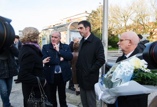 San Sebastián honra la memoria de Ordóñez con una placa junto al bar en el que fue asesinado