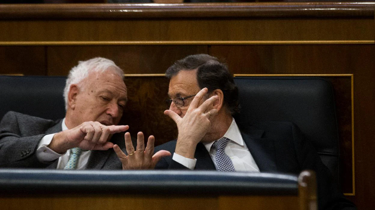 José Manuel García-Margallo y Mariano Rajoy charlan en el Congreso