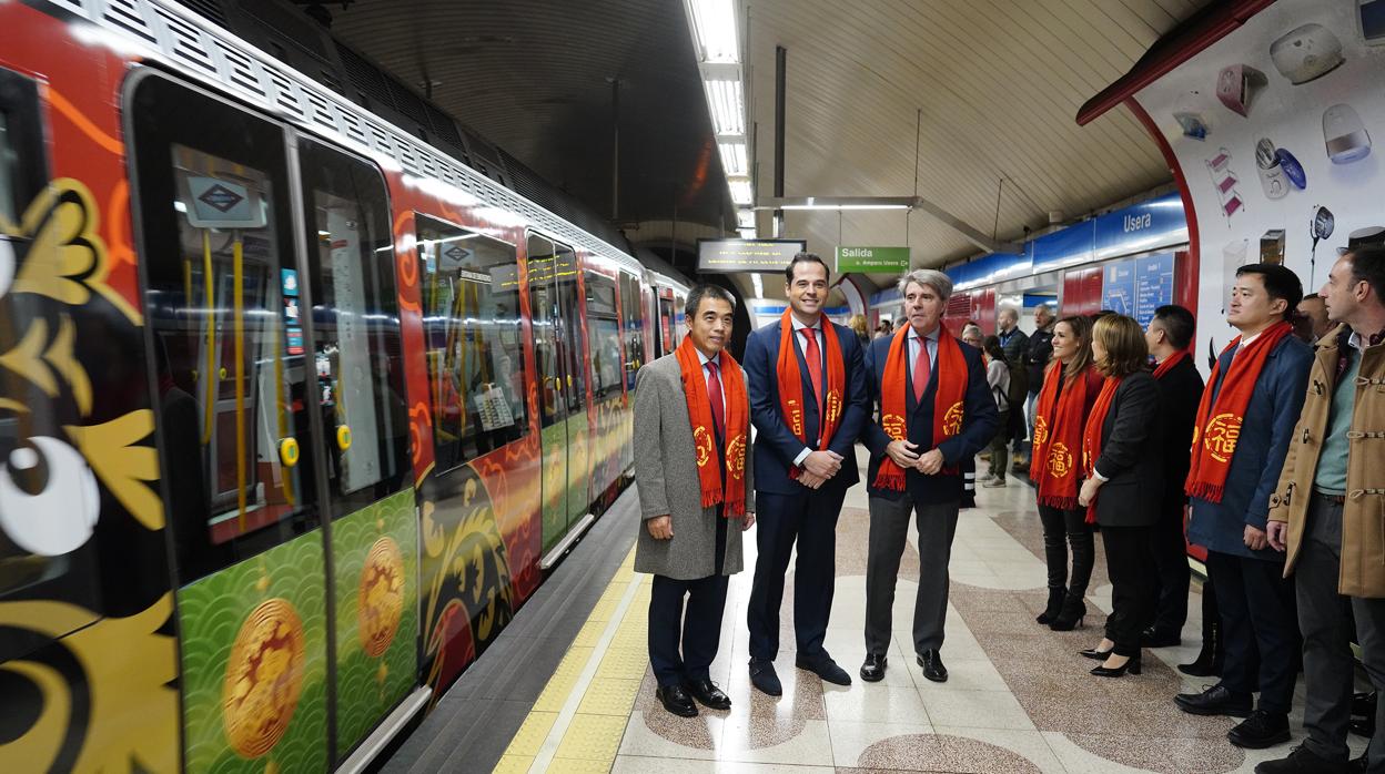 El vicepresidente de la Comunidad de Madrid, Ignacio Aguado, junto al Consejero de Transportes, Ángel Garrido, en la presentación del Año Nuevo Chino en el Metro de Usera