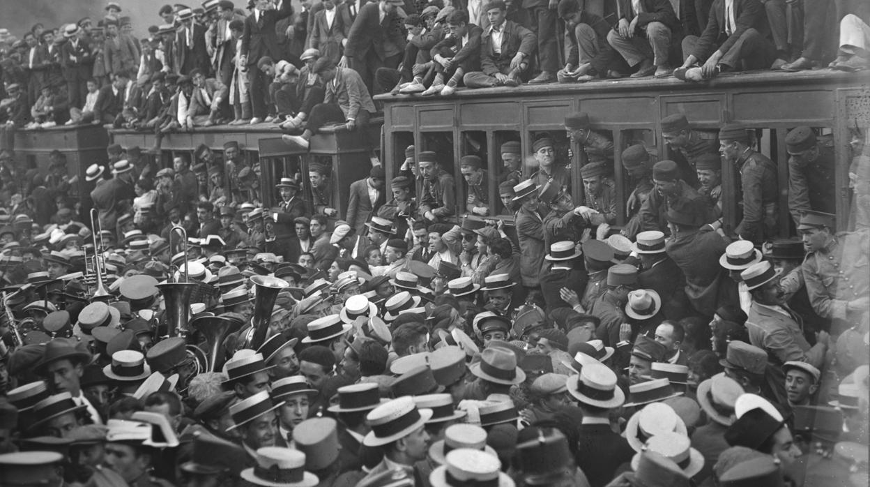 Salida de un batallón del Regimiento de Saboya desde la Estación del Mediodía de Madrid, en 1921