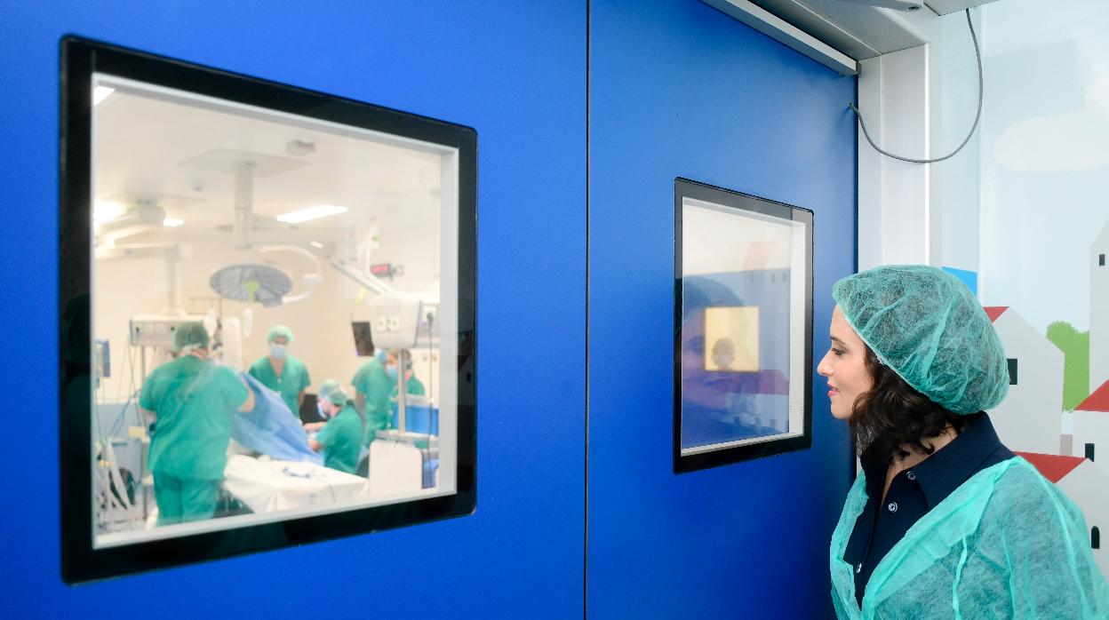 La presidenta Díaz Ayuso, durante la visita a un hospital madrileño