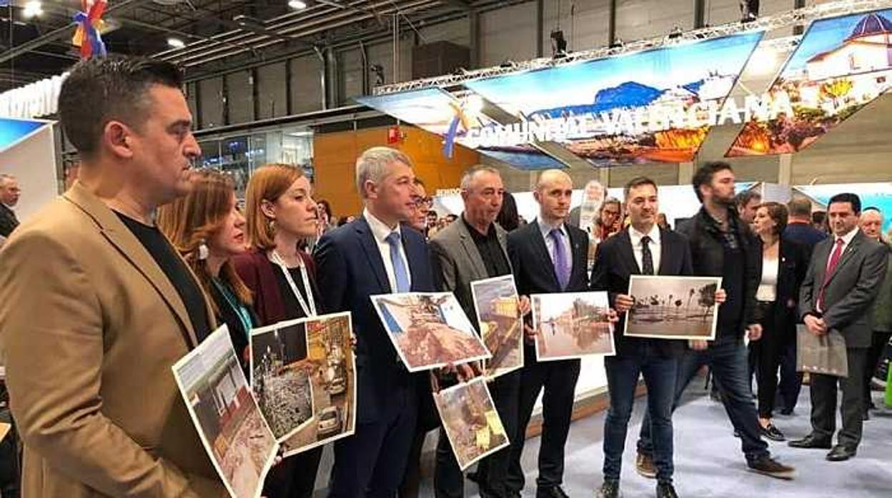 Imagen del senador Carles Mulet -en primer término- y Joan Baldoví junto a otros miembros de Compromís