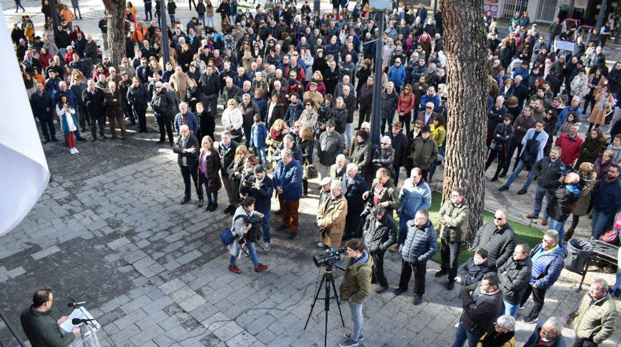 Concentración en la Plaza de España de Daimiel de centenares de personas