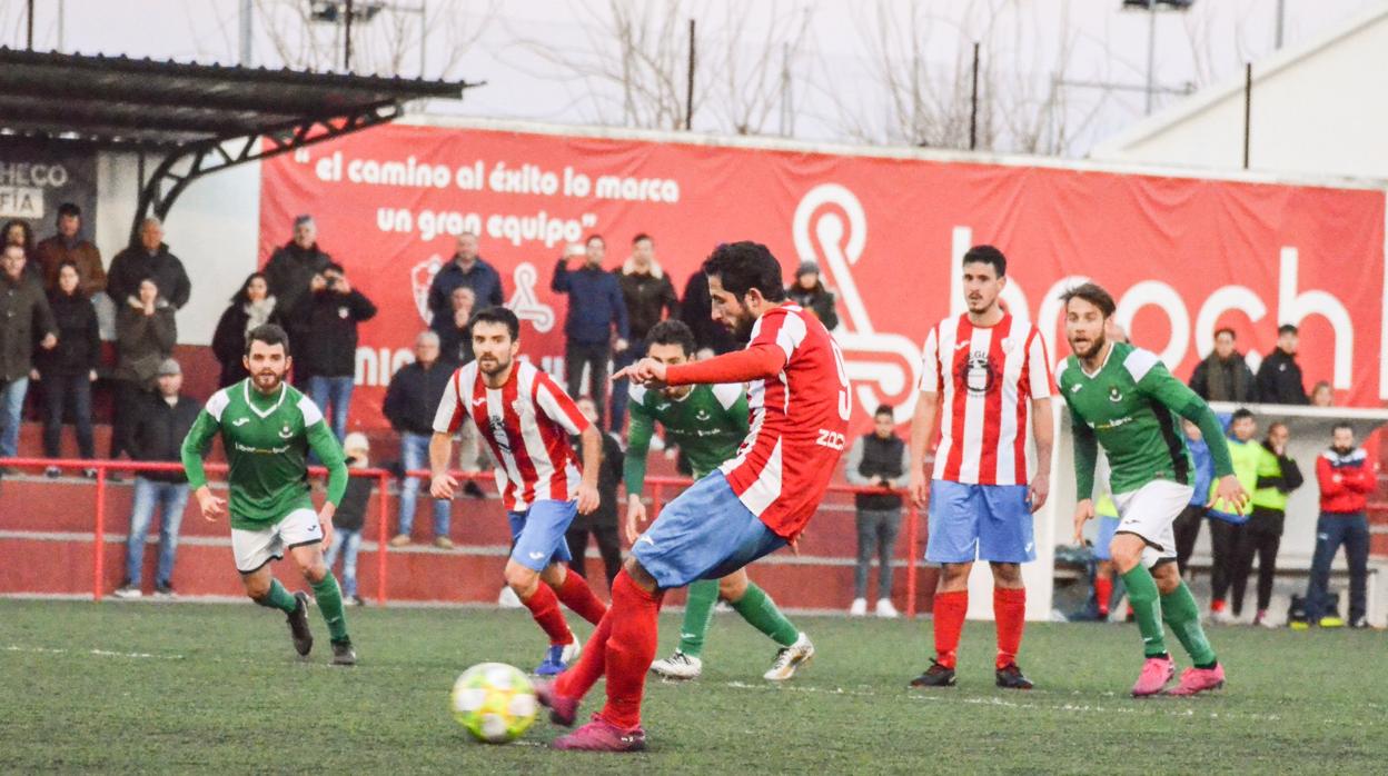 Kike Espinosa se dispone a lanzar el penalti que ha supuesto el 1-1 contra el CD Toledo