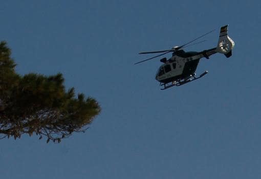 El helicóptero en el que viajaba Sánchez sobrevuela las zonas afectadas por la borrasca en el Puerto de Cala Ratjada, en Capdepera (Mallorca)