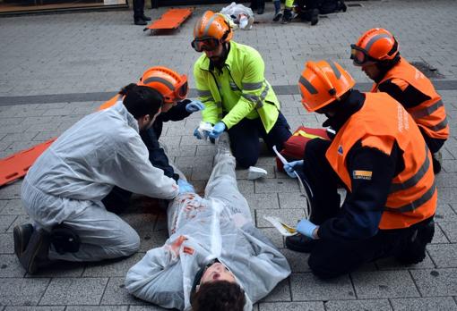 Los sanitarios atienden a uno de los simulados heridos en la calle de Ciudad Real