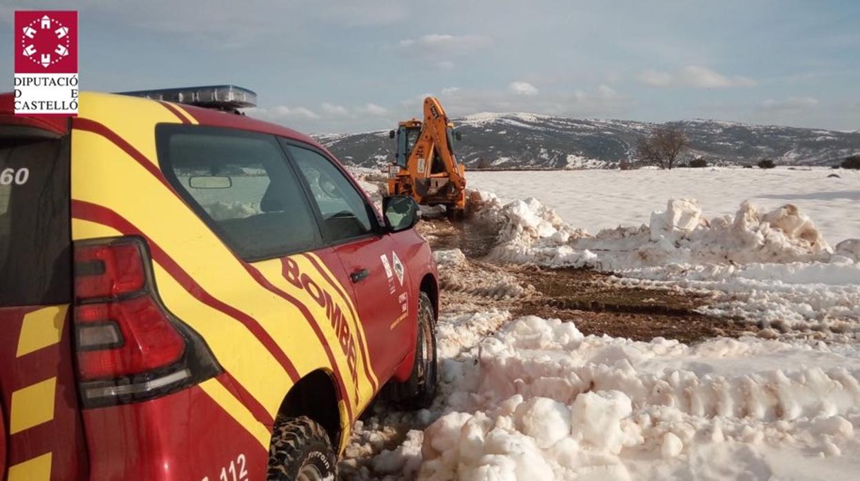 Imagen tomada este domingo en una de las carreteras todavía nevadas en el interior de Castellón