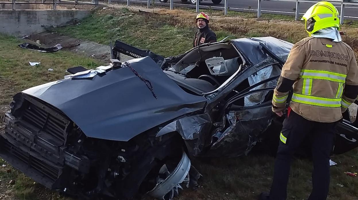 Un conductor de 45 años muere en Zaragoza en un brutal choque tras salirse de la carretera