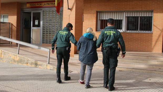 Detienen a una mujer por pegar con una estaca a su pareja, dejarla maniatada en casa y llevarse su coche