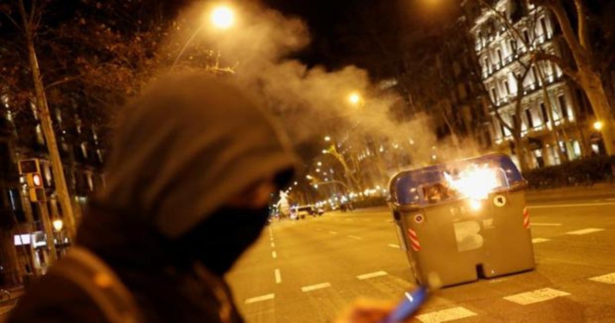 Contenedor ardiendo, esta tarde en la Gran Via de Barcelona