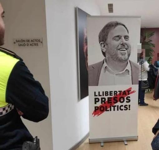 Cartel reivindicativo de la «libertad para los presos políticos» con la foto de Oriol Junqueras, en el pasillo del edificio municipal