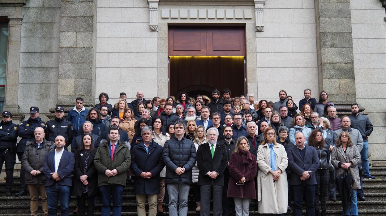 Una instantánea del minuto de silencio de esta mañana frente al Parlamento de Galicia