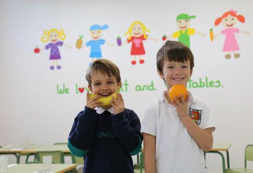 Imagen de unos alumnos de Caxton College en el comedor infantil