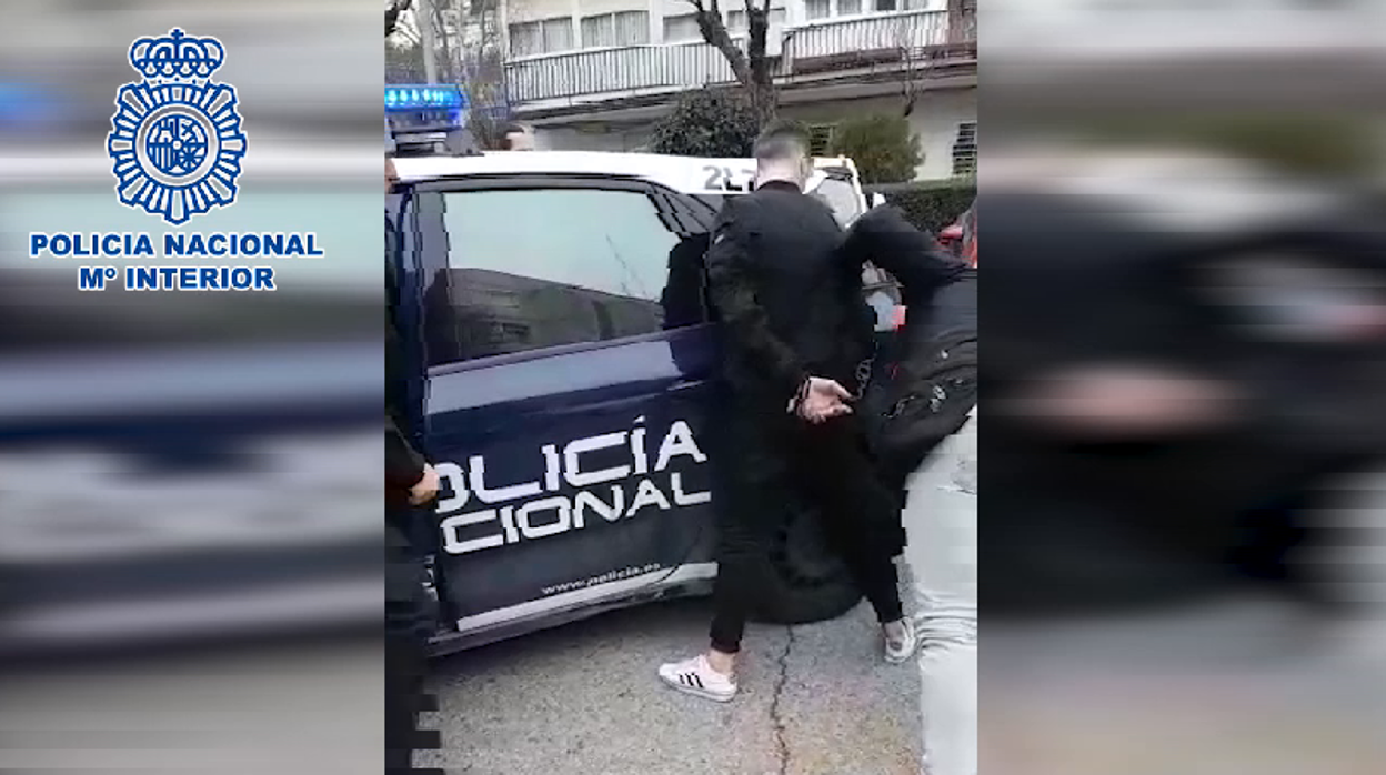 Imagen de la detención de uno de los cuatro jóvenes que robaron más de cien trasteros en Coslada