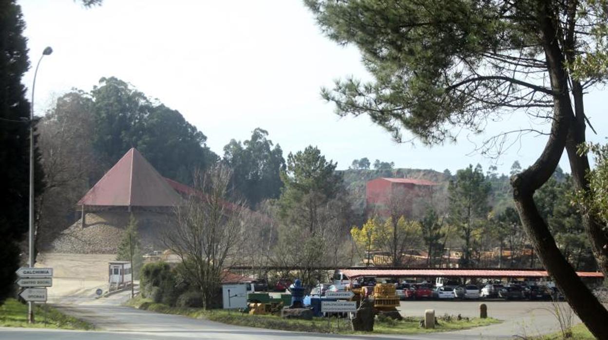 Panorámica de la mina de cobre, que abarca los municipios coruñeses de Touro y O Pino