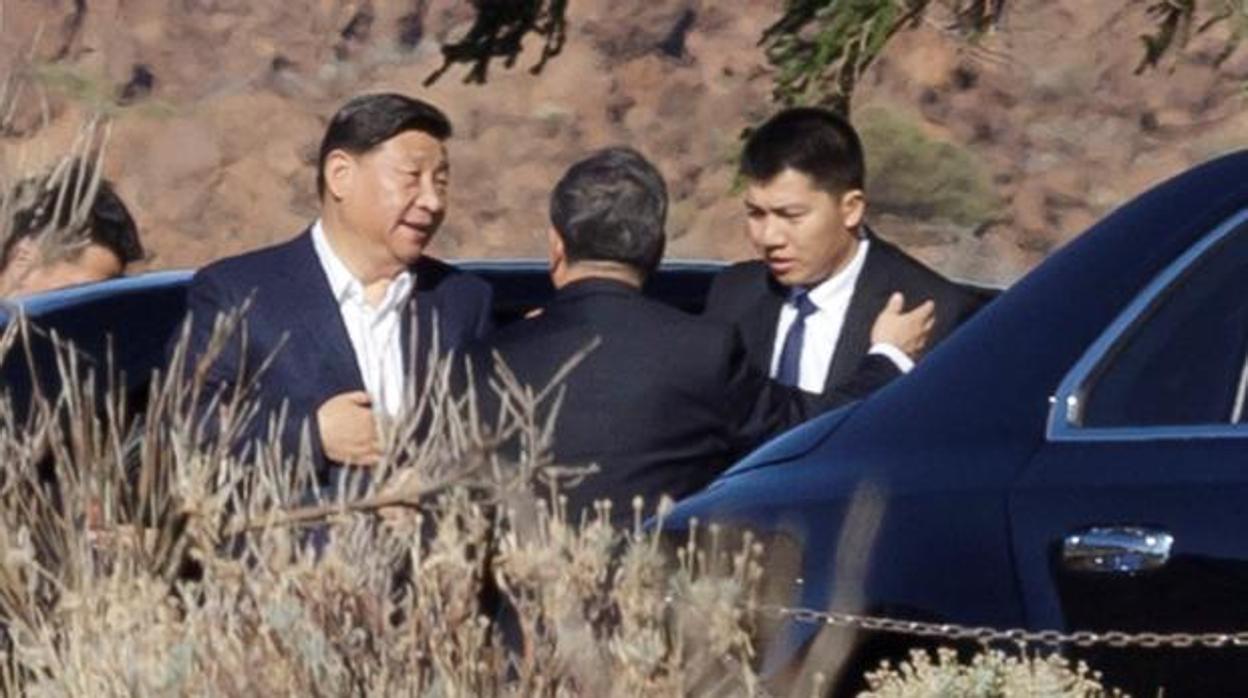 Xi Jinping (izquierda) a su llegada al Parador del Parque Nacional de El Teide