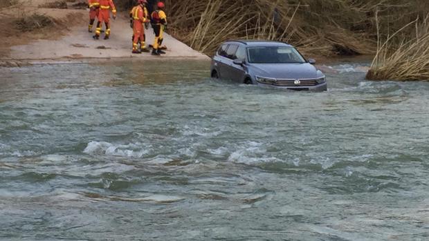 Un conductor se despista al volante por la noche y acaba sumergido en el río con su coche