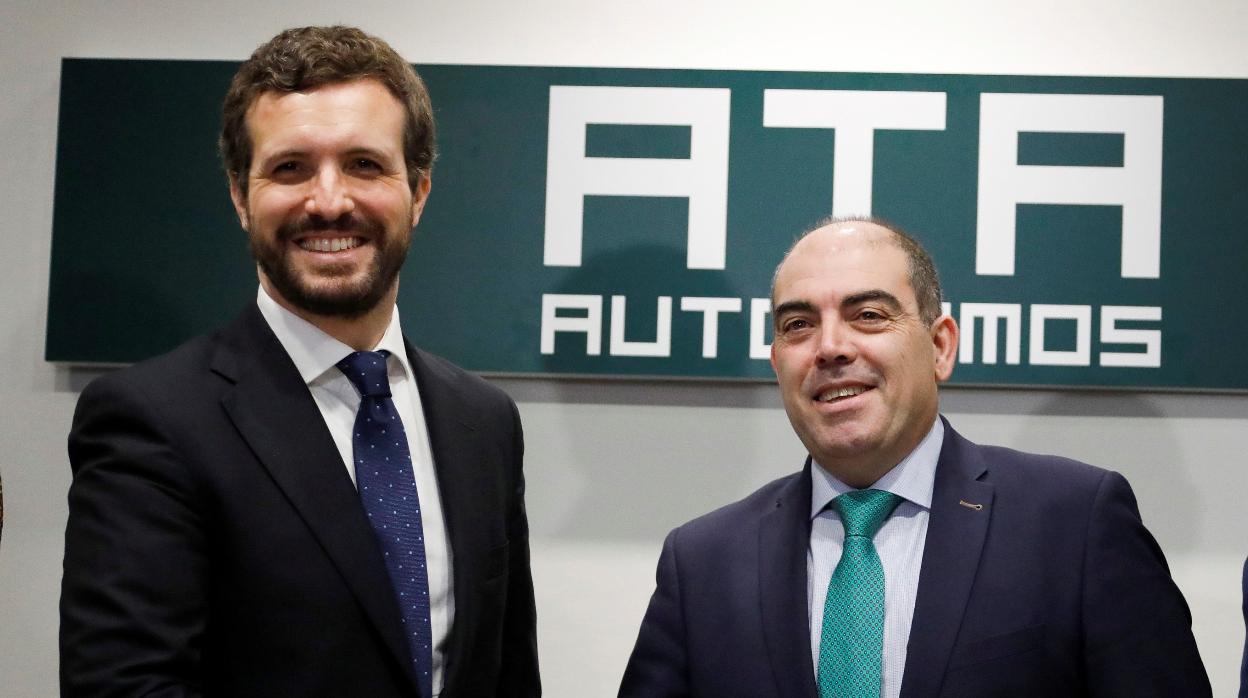 Pablo Casado, con el presidente de los autónomos, Lorenzo Amor