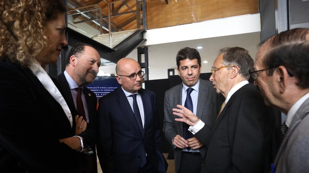 El catedrático Antonio Gil Olcina durante la presentación de la nueva herramienta contra las riadas