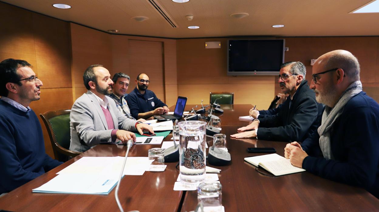 Imagen de la reunión entre el diputado de Desarrollo Rural, Ramiro Rivera, con el secretario autonómico de Seguridad, José María Ángel