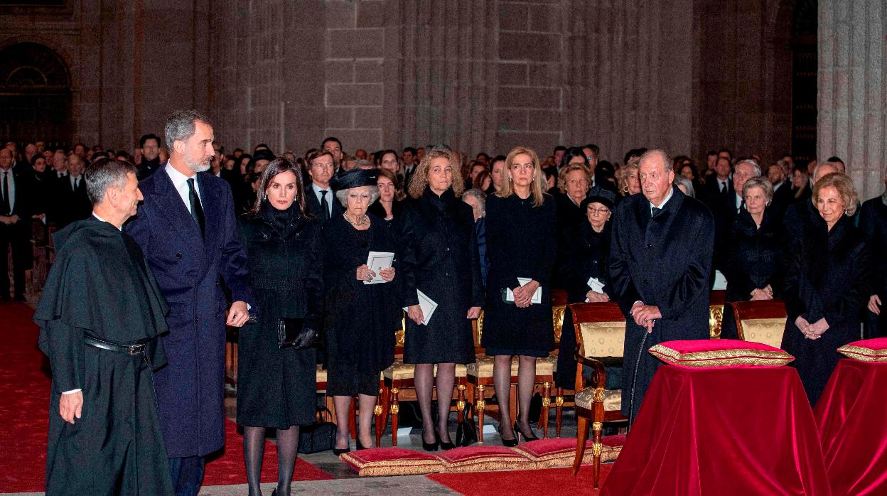 Los Reyes Don Felipe y Doña Letizia a su llegada al Monasterio de El Escorial, donde le aguardan Don Juan Carlos y Doña Sofía, la Reina