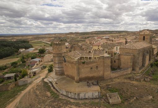 Castillo de Monteagudo de las Vicarías, en primer plano