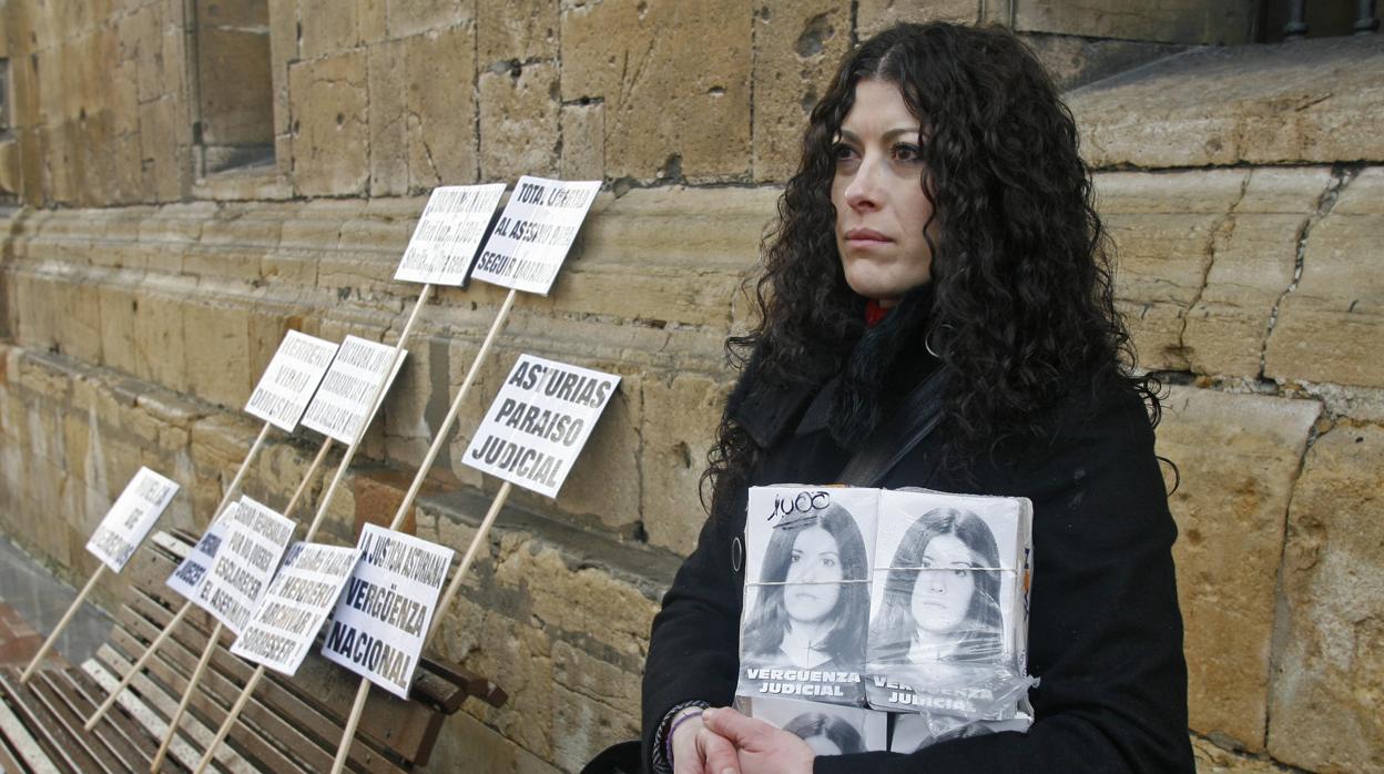 Familiares de Sheila Barrero, ante la Audiencia Provincial en Gijón, el pasado junio