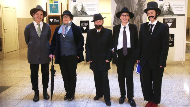 Las alumnas de la Universidad de Santiago se visten de hombre en homenaje a Concepción Arenal