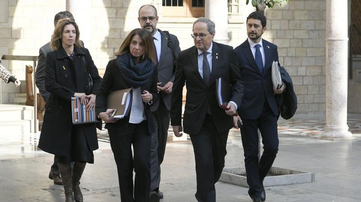 Torra y miembros de su gobierno, ayer, antes de la reunión de la Generalitat