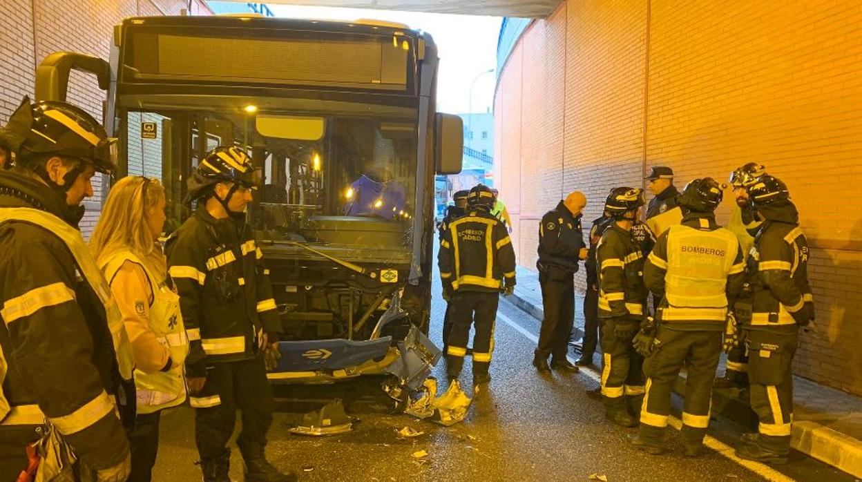 El motorista ha fallecido tras golpearse frontalmente contra el autobús